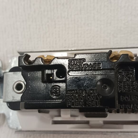 3 SWITCHES Leviton Decora 15 AMP Single 15A-120/277V AC/CA Used Good Works - Picture 8 of 11